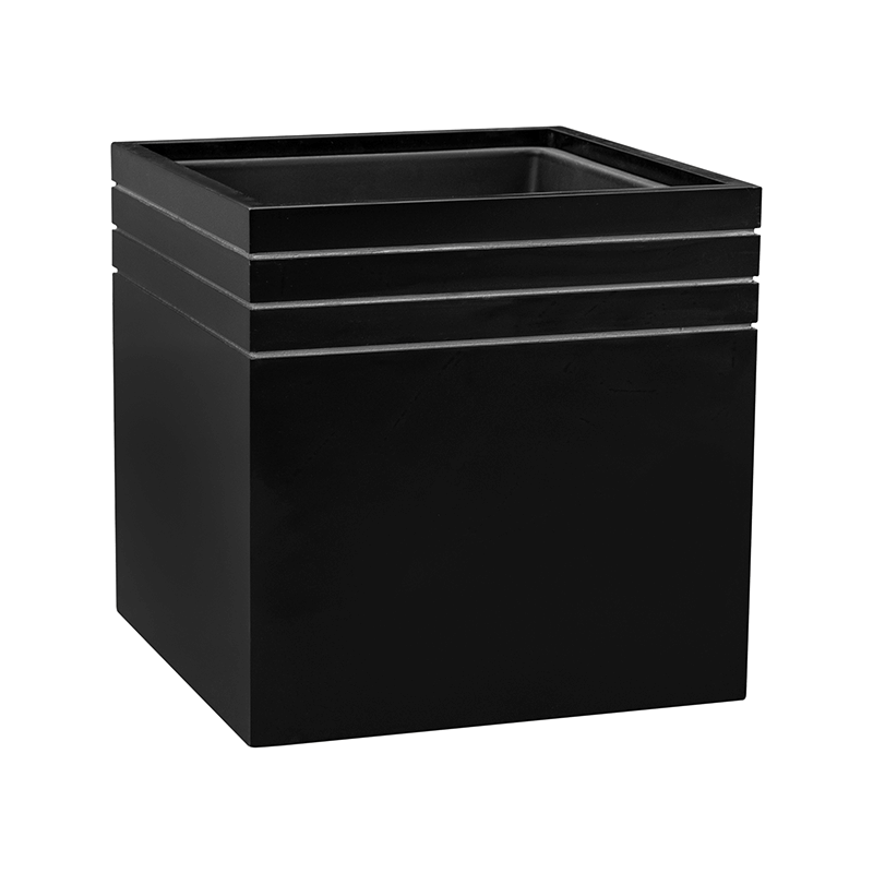 Pot de fleur carré noir