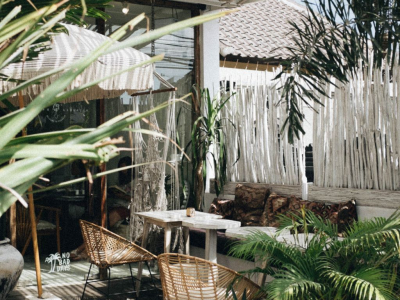 Aménagez votre extérieur avec des plantes artificielles et des pots déco